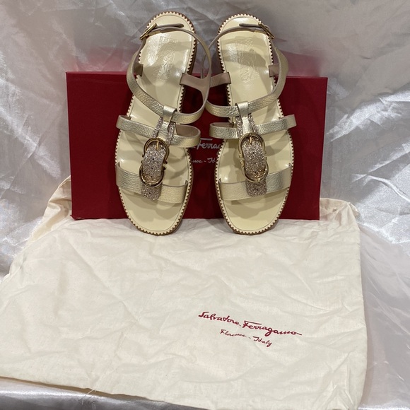 Salvatore Ferragamo brand new gold flat authentic sandals with buckle - Picture 3 of 14